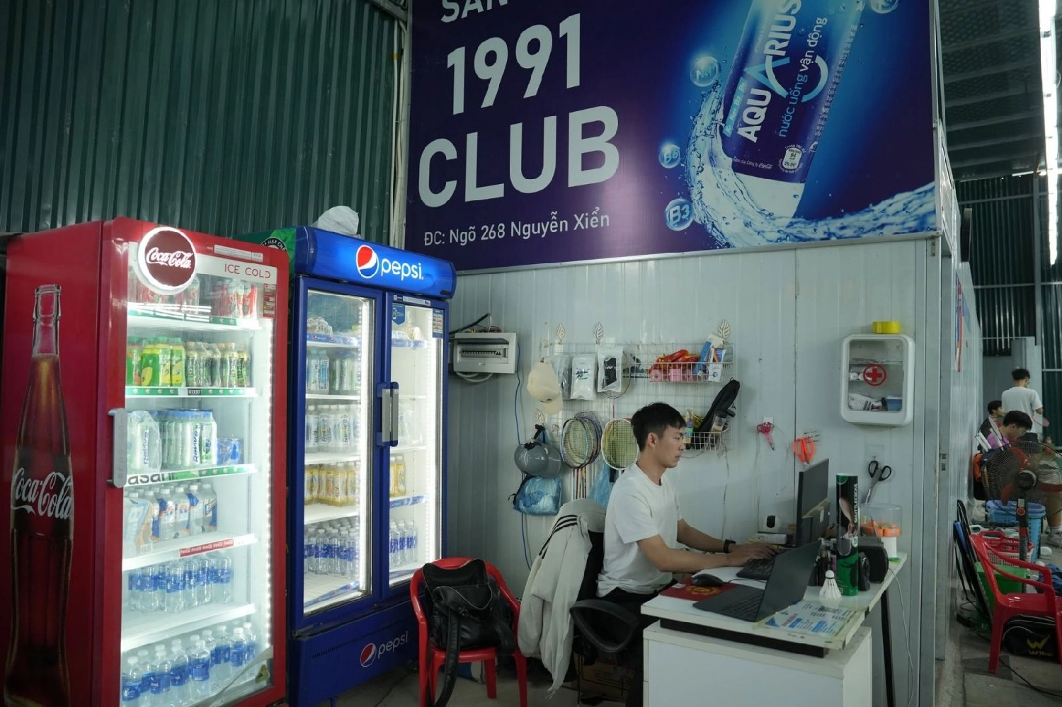 Quầy dụng cụ tại sân cầu lông 1991