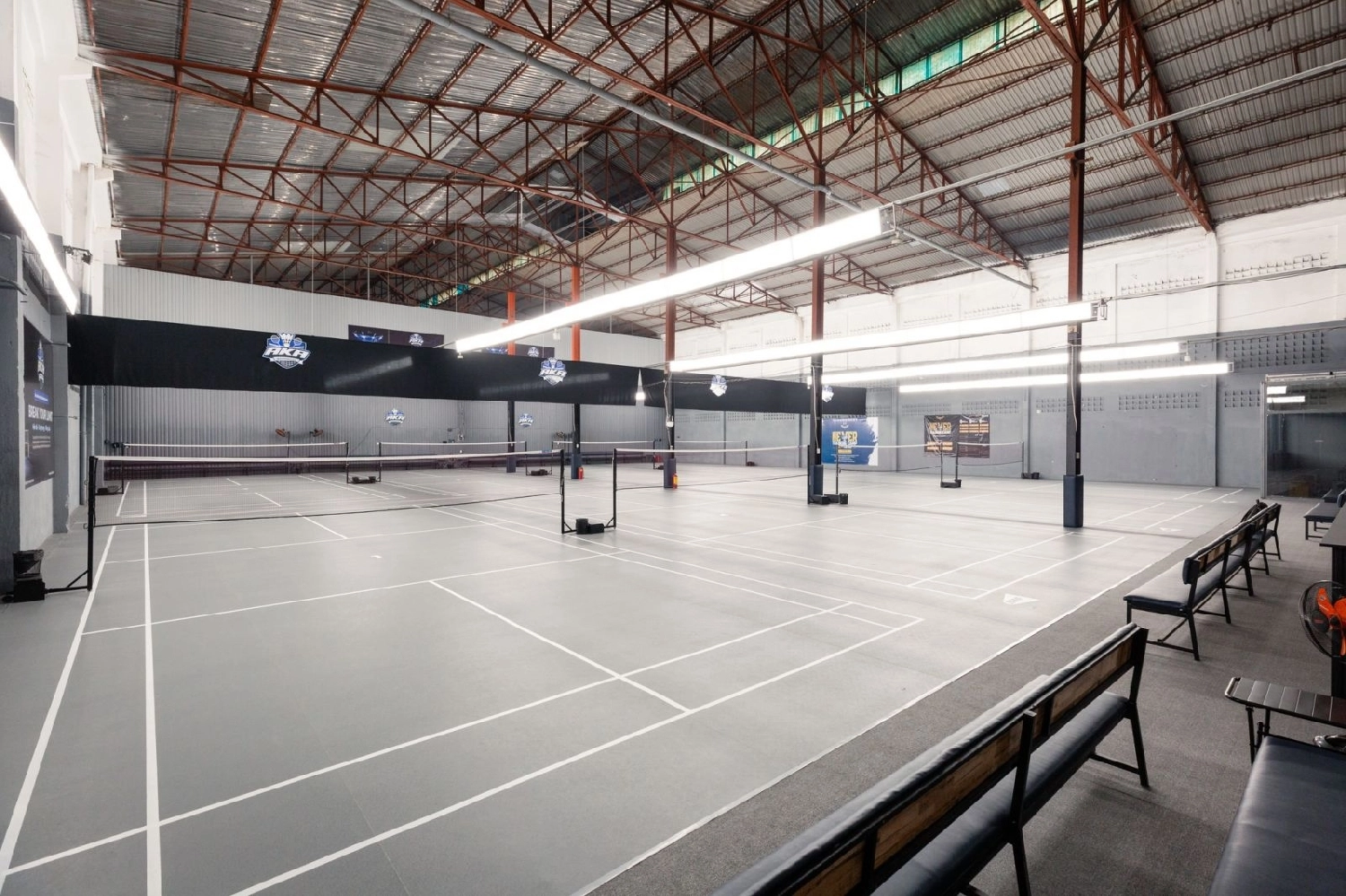 Hình ảnh bên trong sân cầu lông Aka Badminton Center