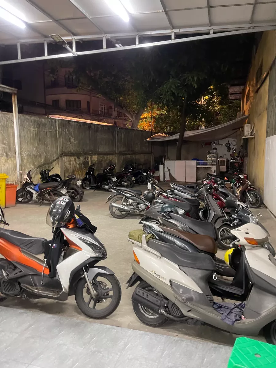 Khu vực bãi đậu xe tại sân cầu lông ánh dương
