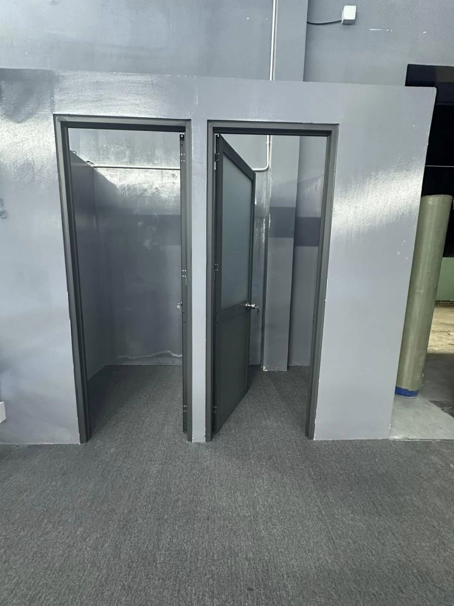 Khu vực nhà vệ sinh tại sân cầu lông Aquaminton
