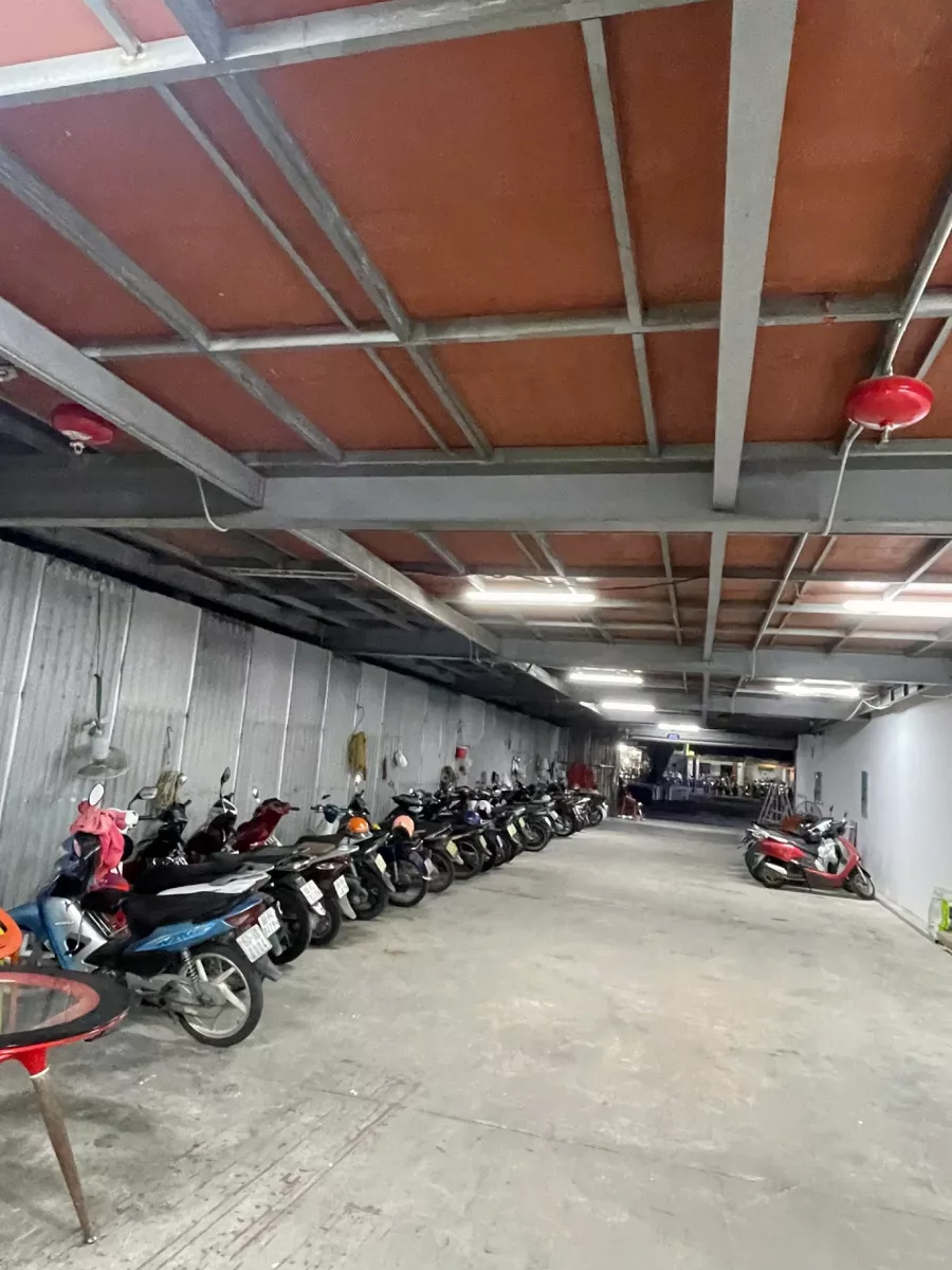 Khu vực giữ xe tại sân cầu lông Bear Sport