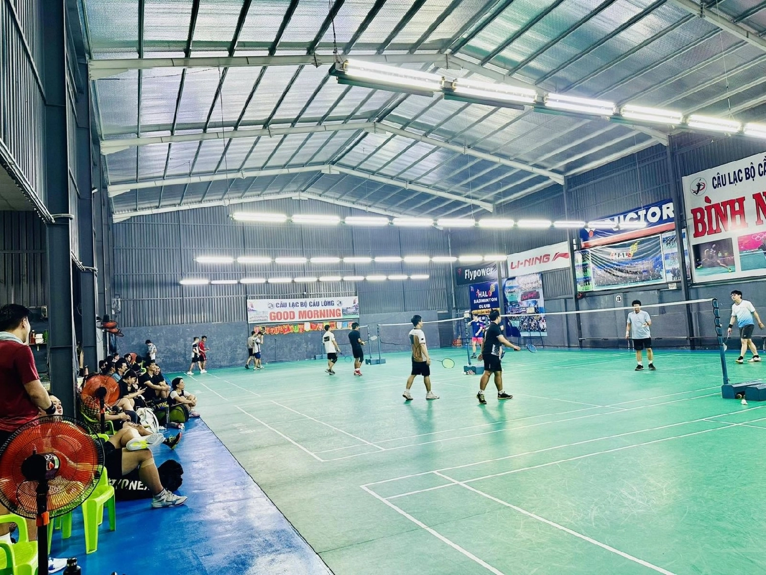 Không gian sân cầu lông bình nhâm