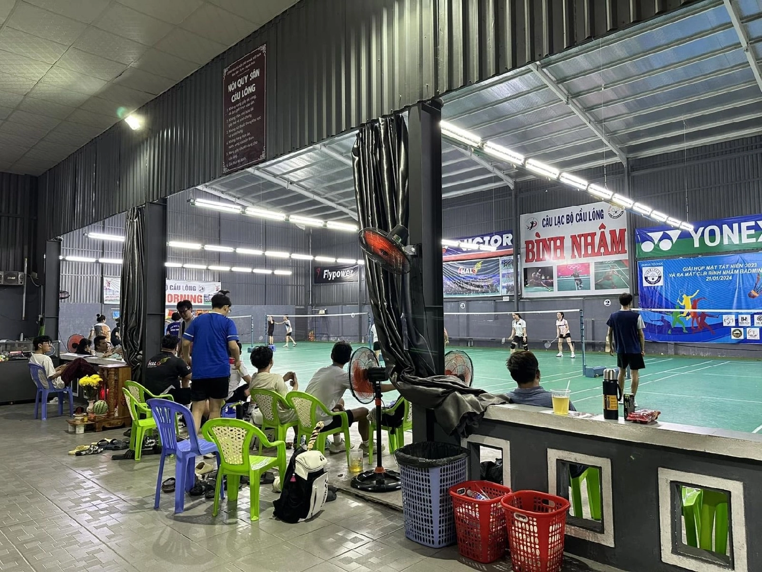 Những tiện ích tại sân cầu lông bình nhâm