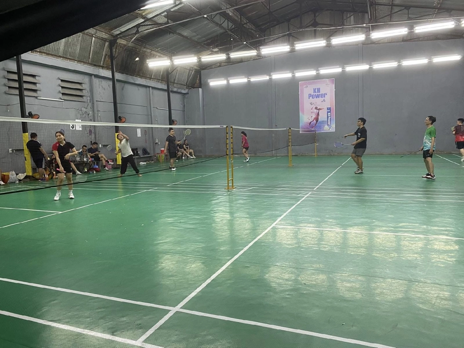 Không gian sân cầu lông bùi thị xuân