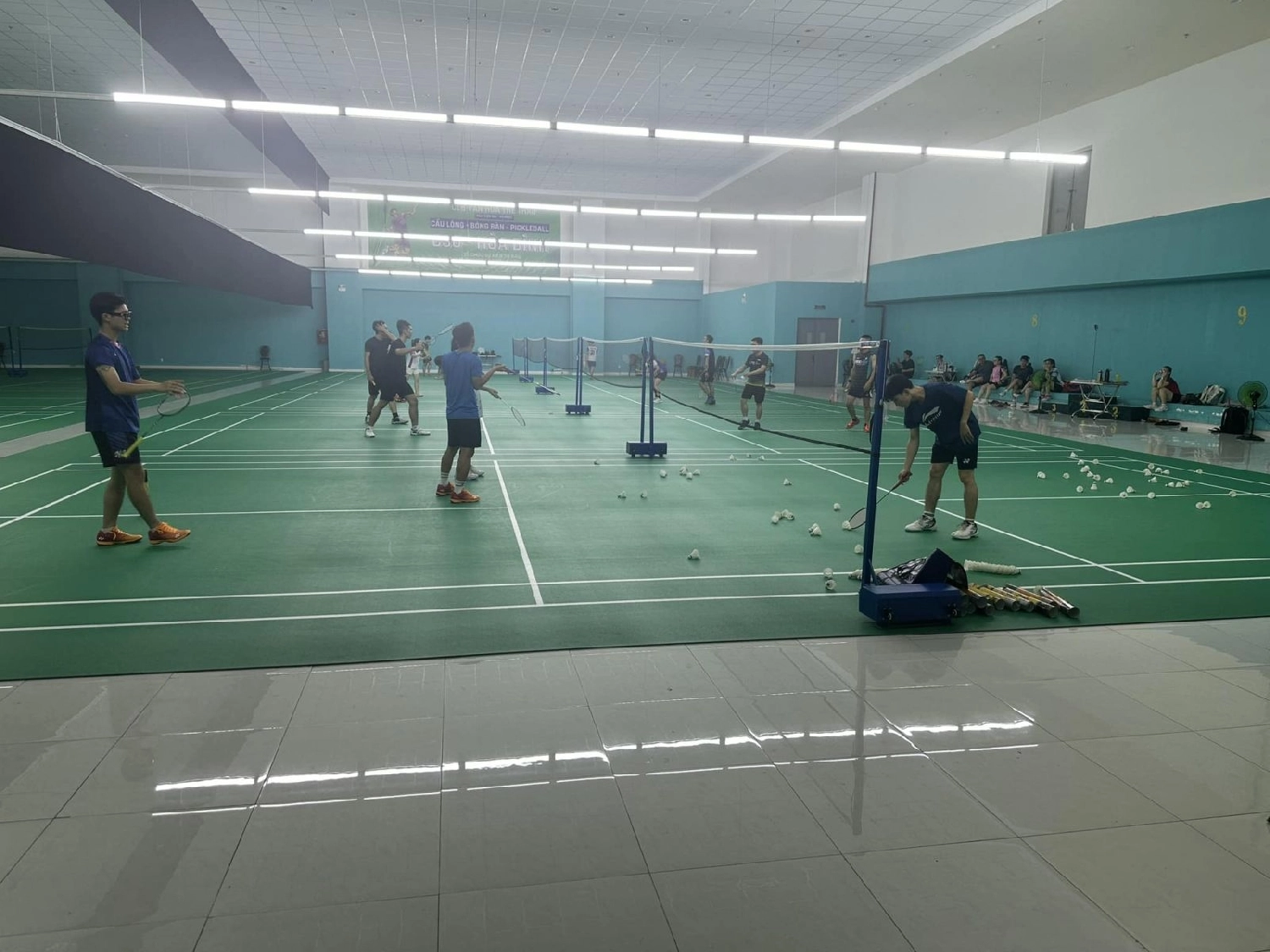 sân cầu lông c30 hoà bình