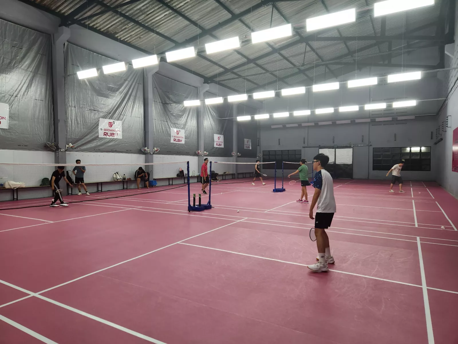 Khu vực sân cầu lông D-Ruby Badminton
