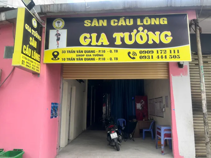 Khu vực nhà vệ sinh phía trước sân cầu lông gia tưởng
