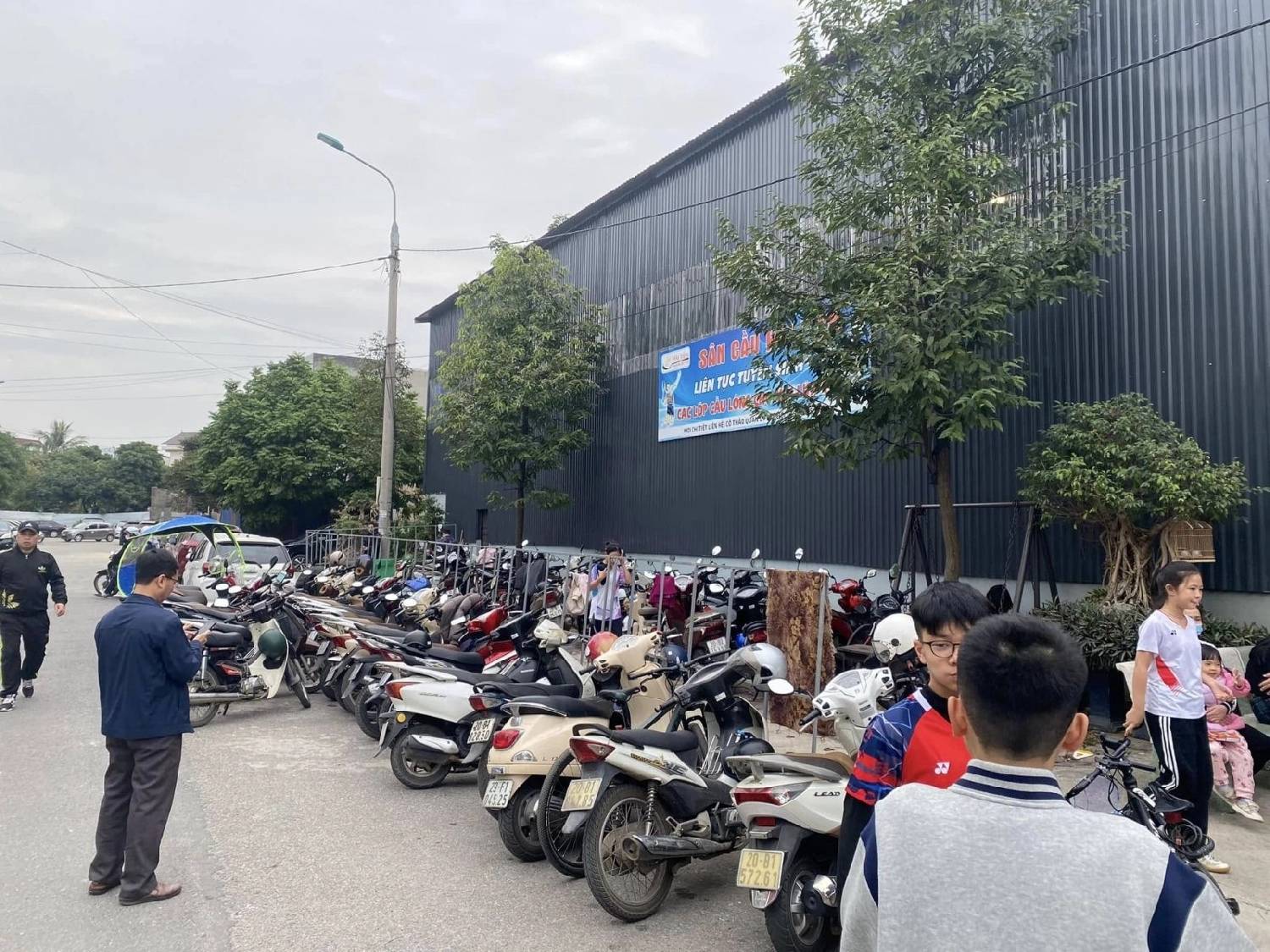 Khu vực bãi đậu xe tại sân cầu lông hải tiến thái nguyên