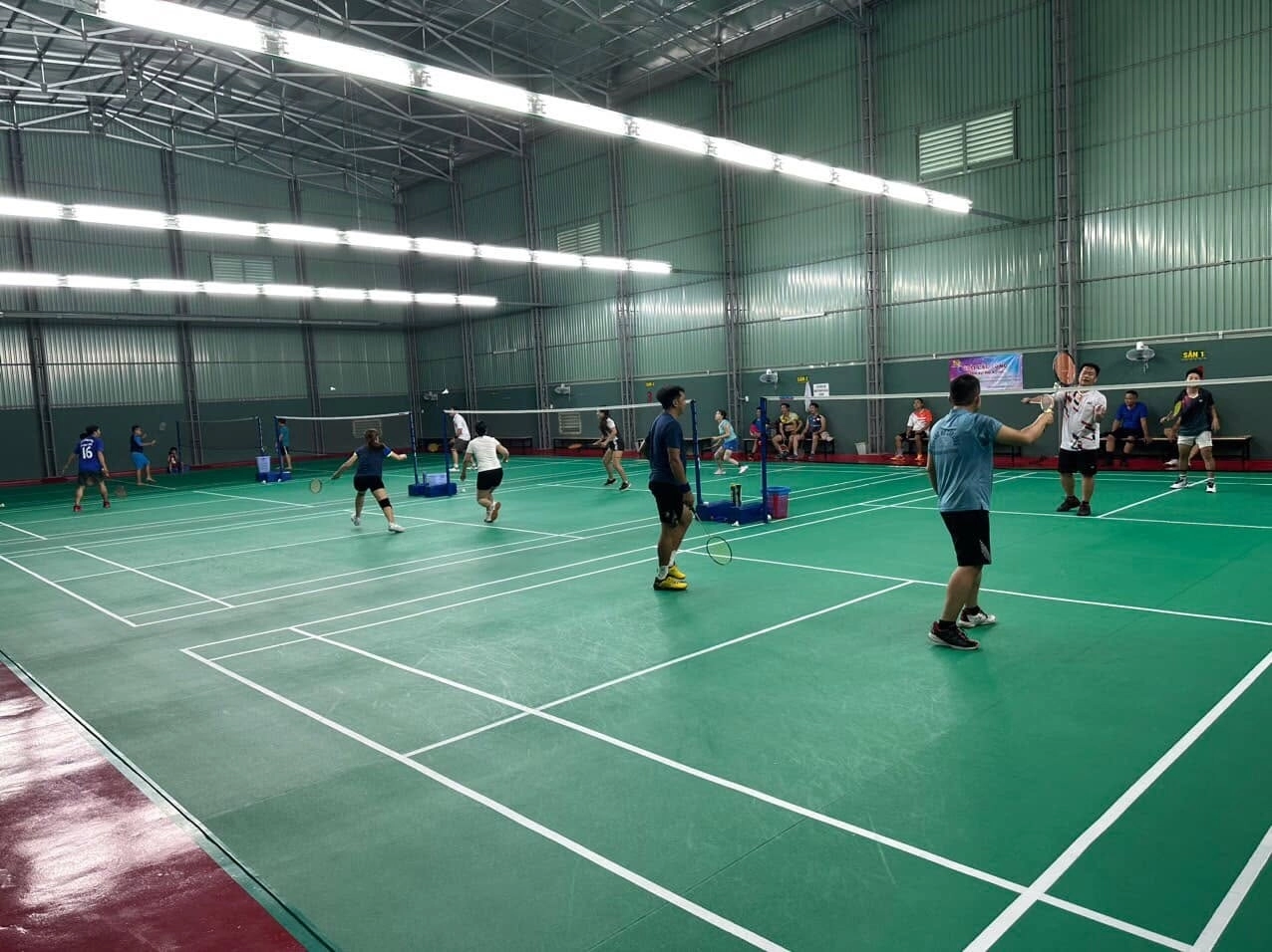 Không gian sân cầu lông hiệp thành