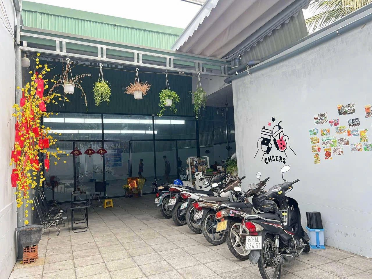 khu vực gửi xe tại sân cầu lông Hoá An