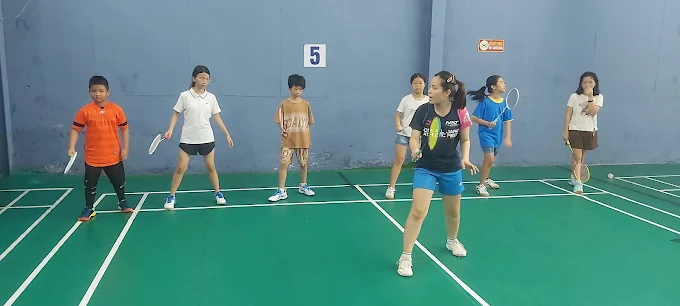 Lớp dạy cầu lông tại sân kiều my