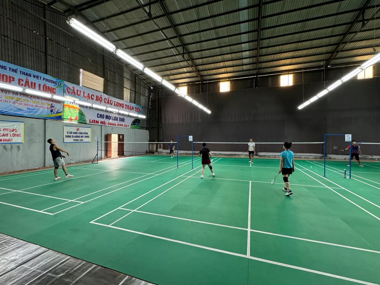 Không gian sân cầu lông Kỳ Phong thoáng mát