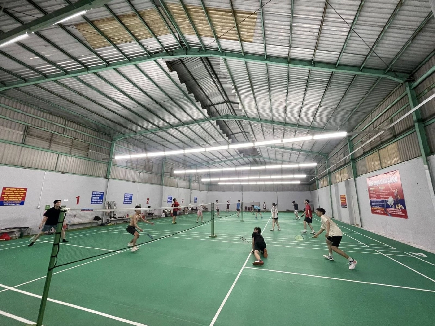 Dịch vụ tại sân cầu lông lâm hiếu