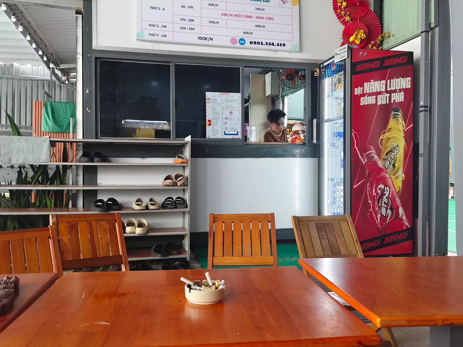 Khu vực dịch vụ tại sân cầu lông lanh