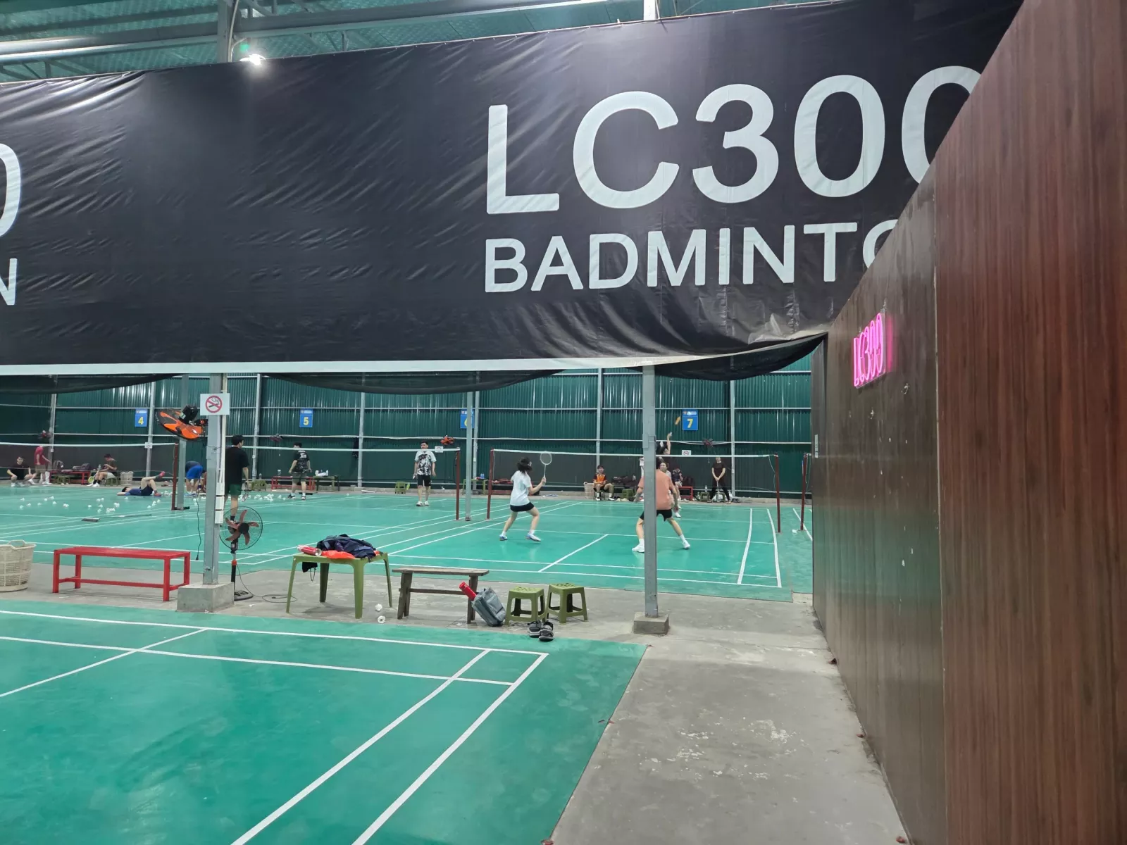 Dịch vụ tại sân cầu lông LC300