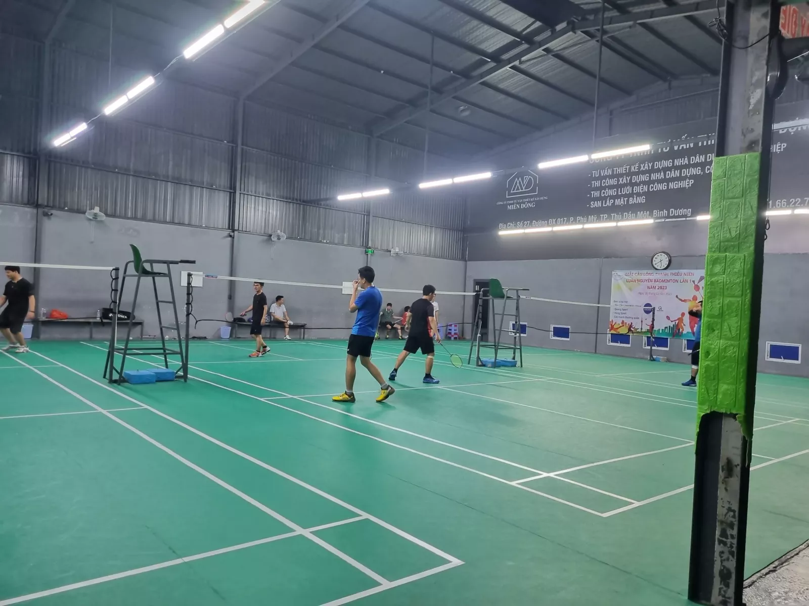Sân cầu lông miền đông