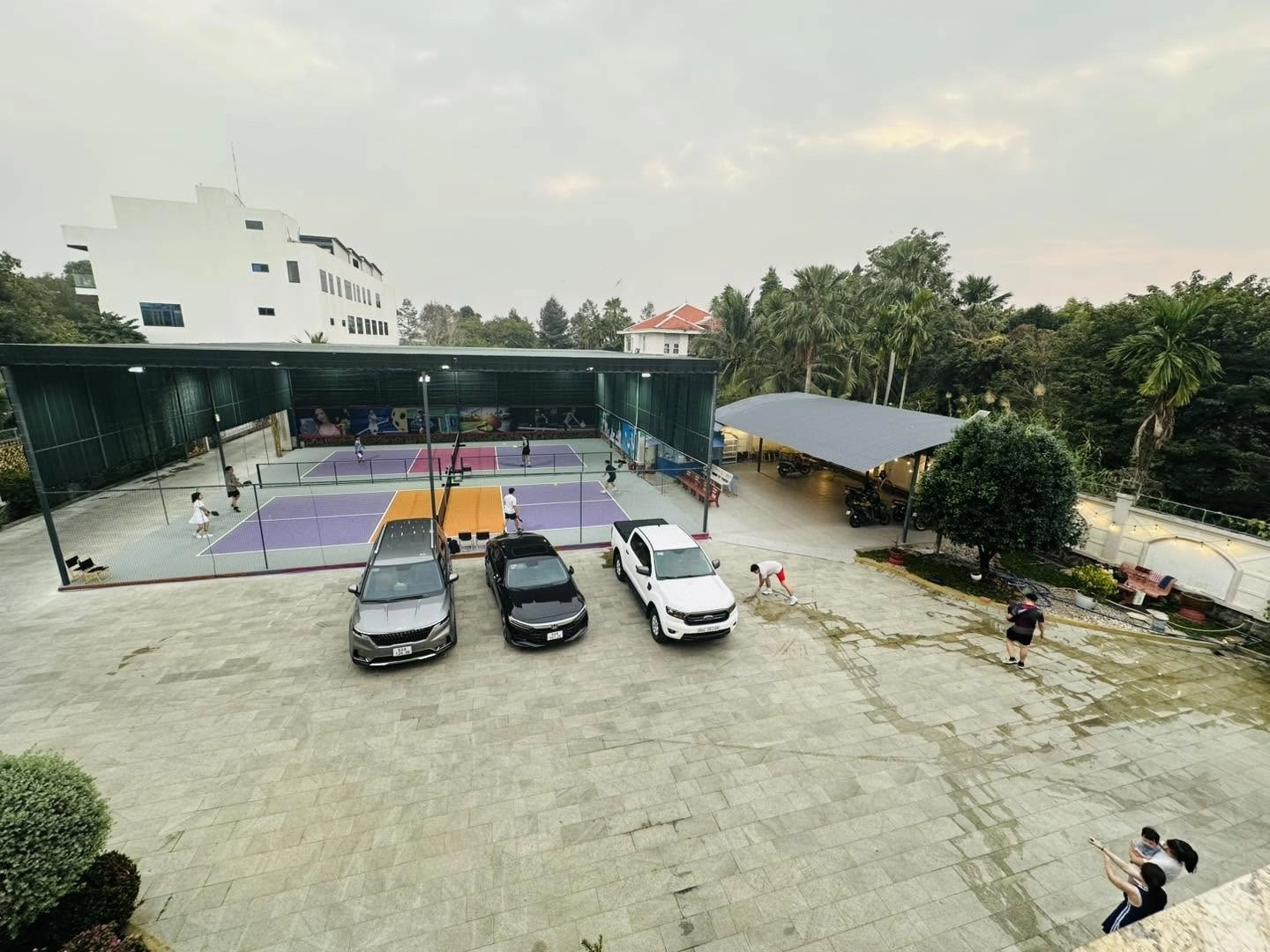 Khu vưc bãi đậu xe tiện ích tại sân cầu lông mỹ hạnh