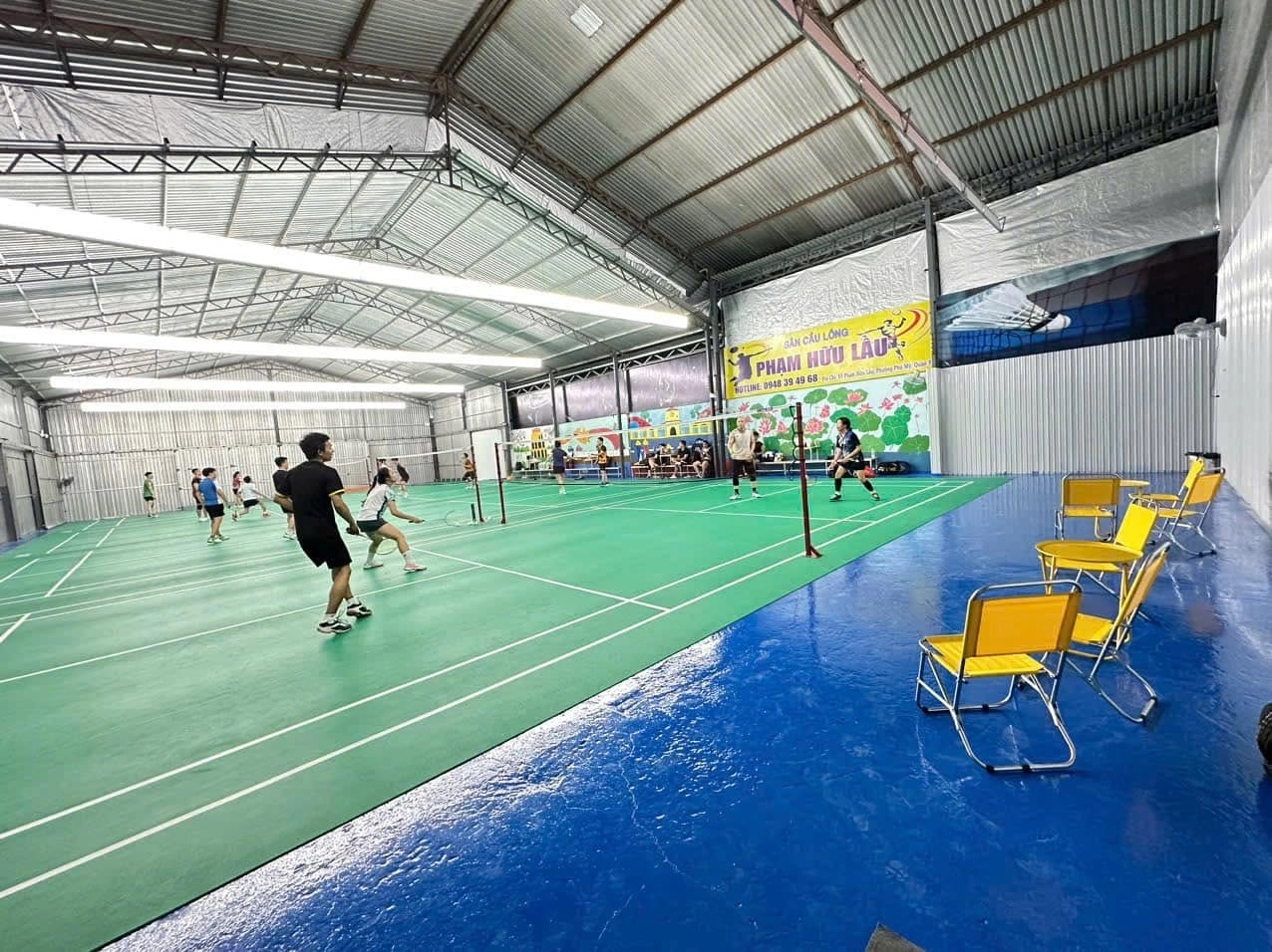 Khu vực nghỉ ngơi tại sân cầu lông phạm hữu lầu