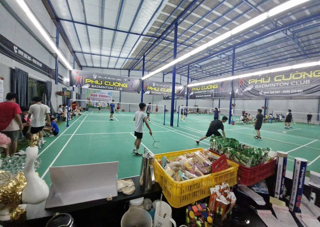 Khu vực phục vụ đồ ăn tại sân cầu lông phú cường hải phòng