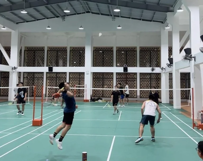 Người chơi tại sân Cầu Lông Quan Nhân