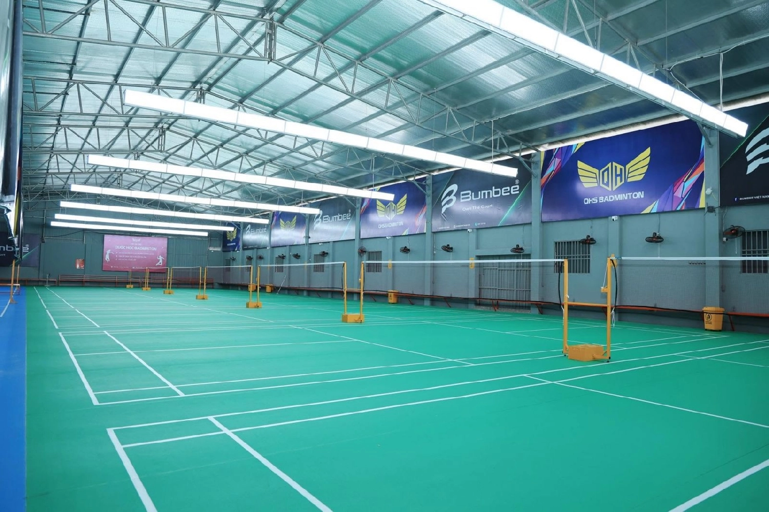 Sân cầu lông quốc học tại long biên