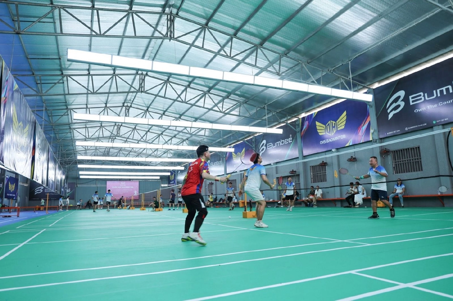 Không gian sân cầu lông quốc học long biên