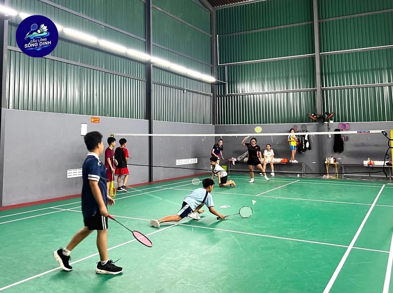 Sân cầu lông sông dinh