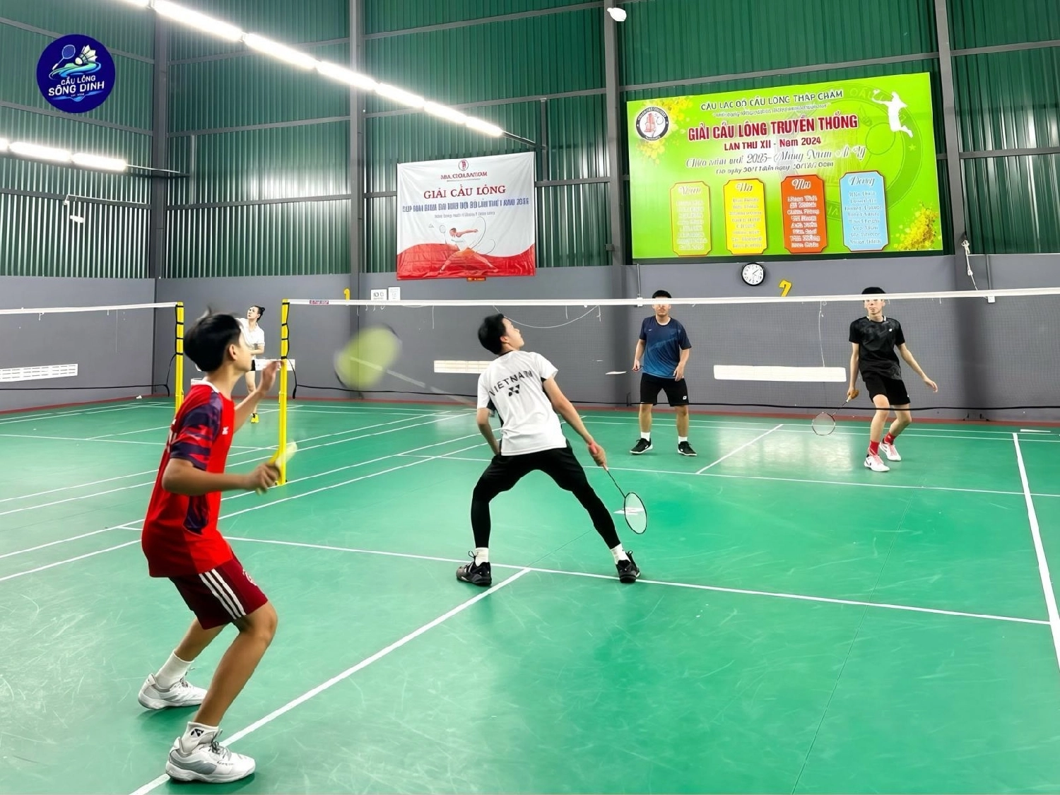 Chi phí thuê tại sân cầu lông sông dinh