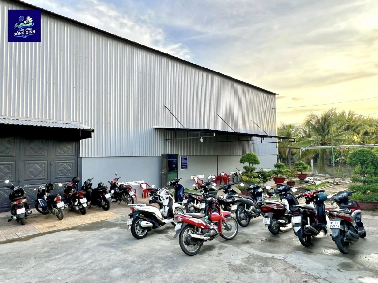 Bãi đậu xe tại sân cầu lông sông dinh