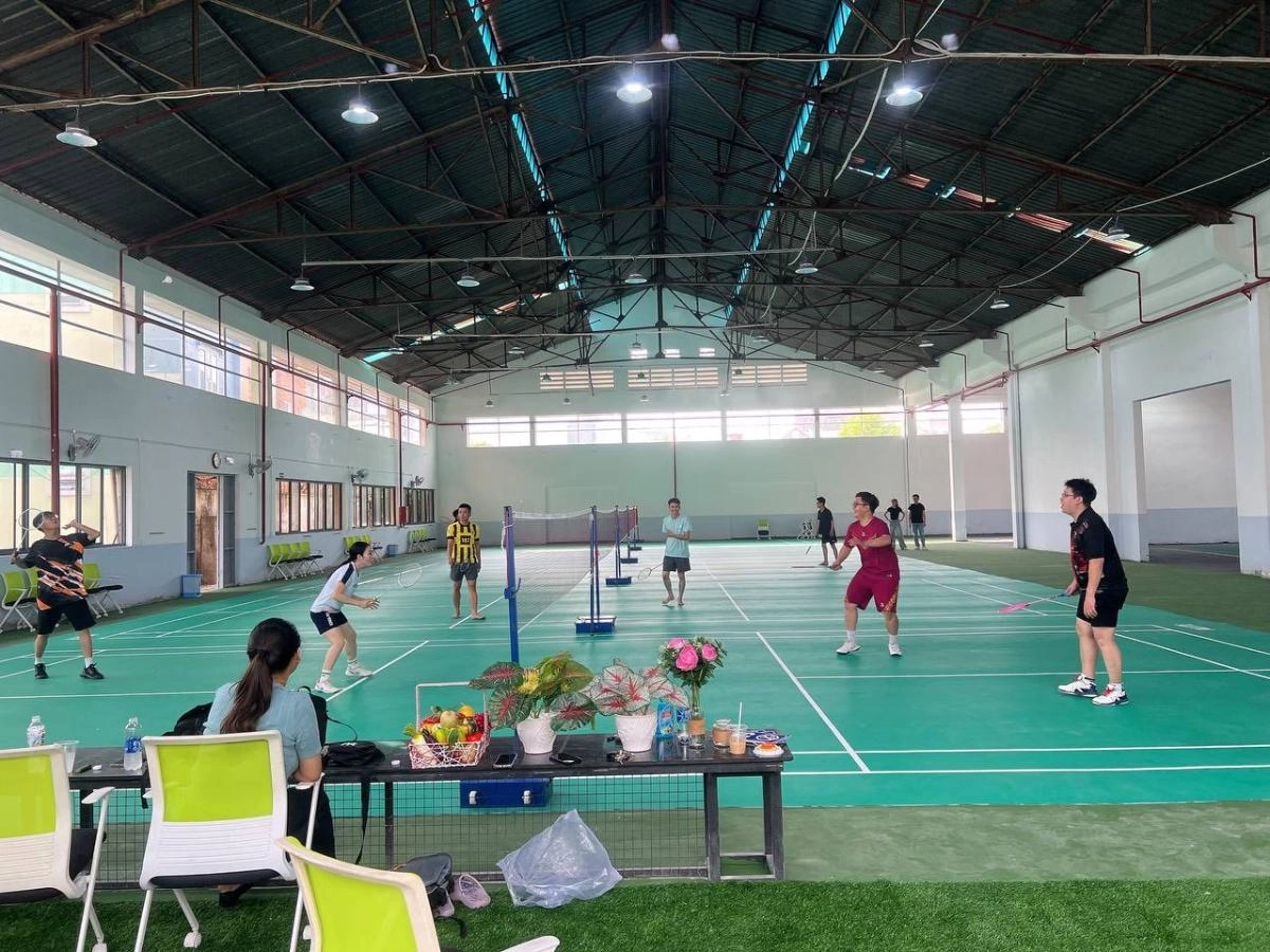 Khu vực nghỉ ngơi và an uống tại sân cầu lông Sunshine