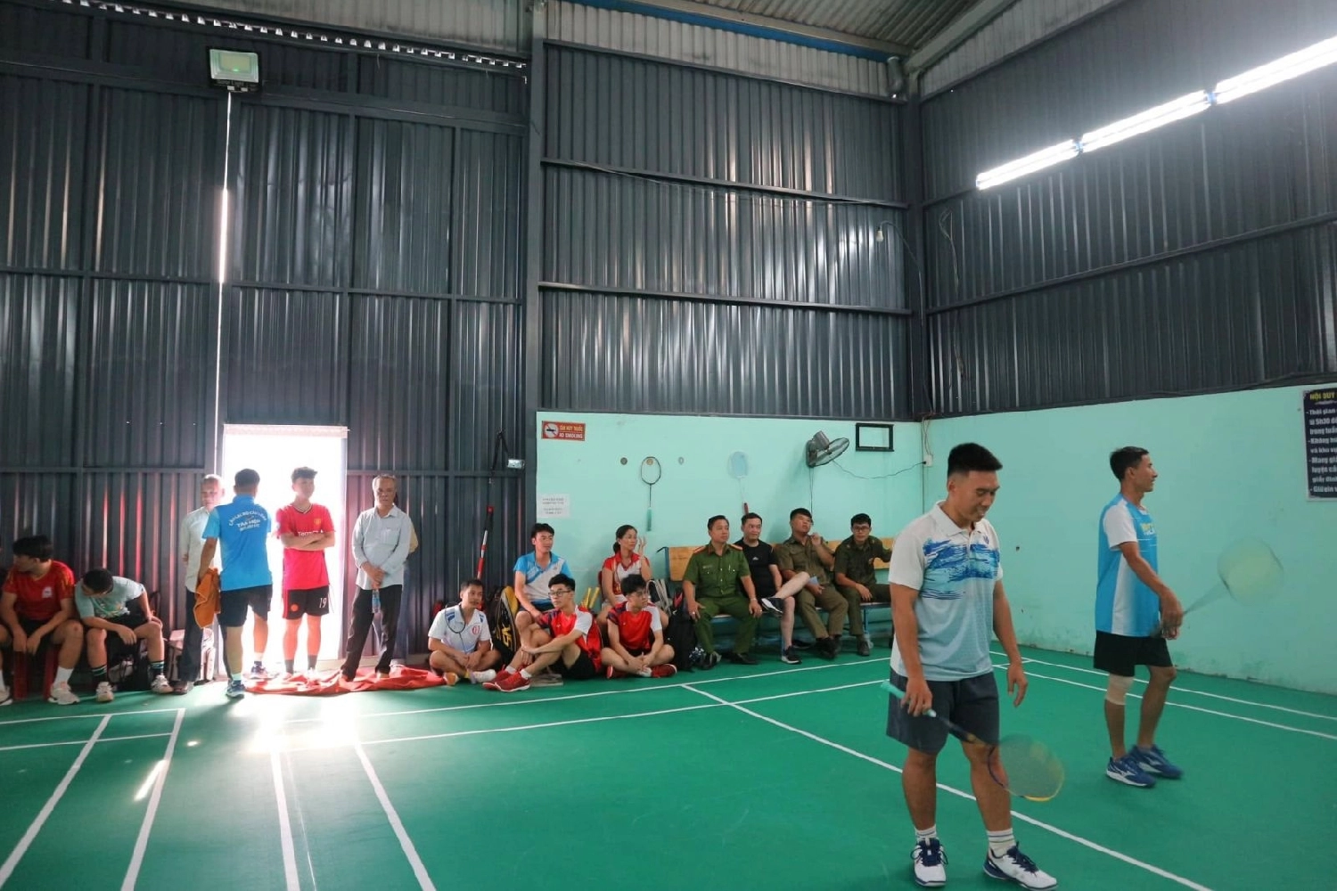 Một số tiện ích tại sân cầu lông Tân Hiệp
