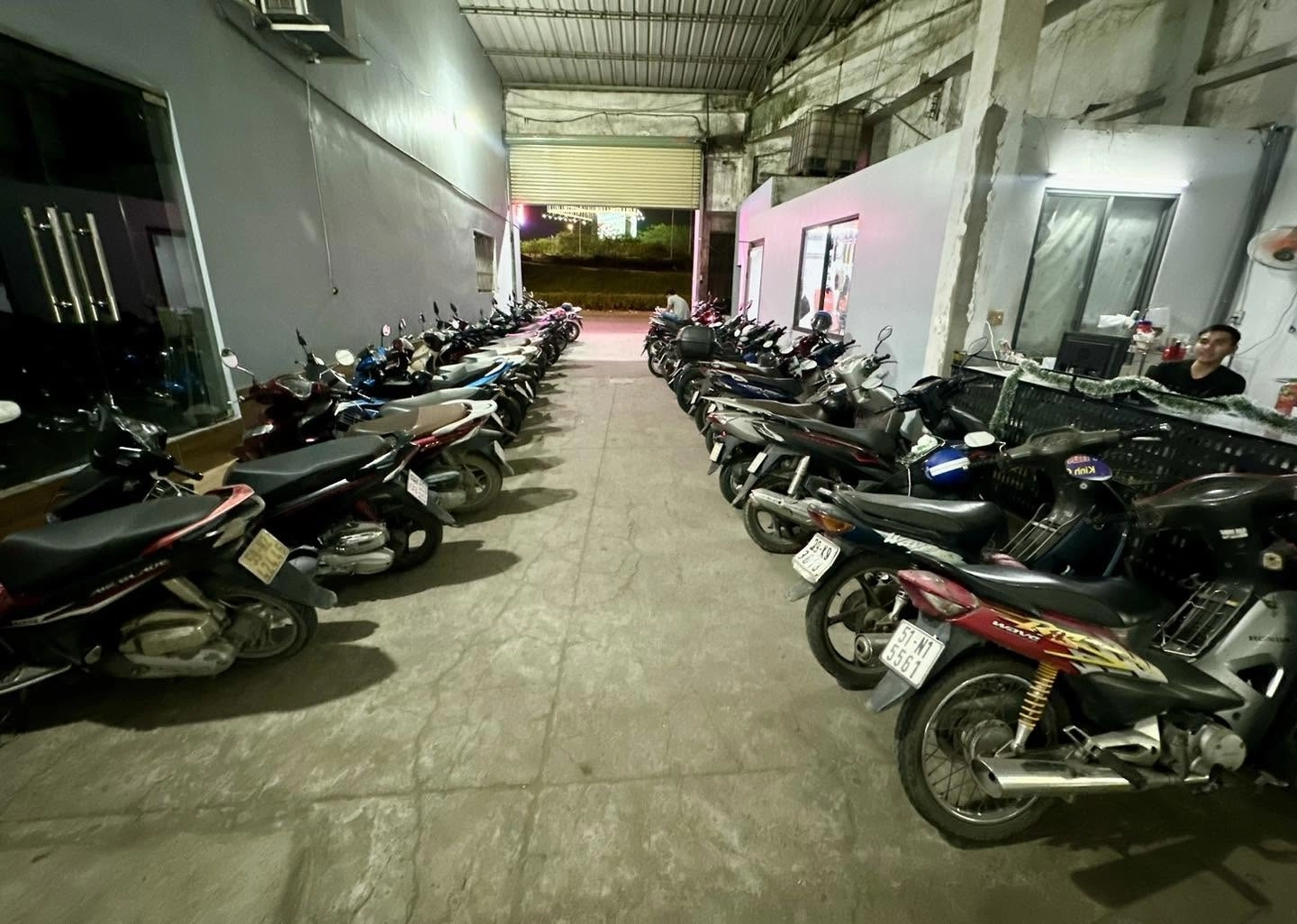 Bãi đậu xe tại sân cầu lông tân tiến thắng