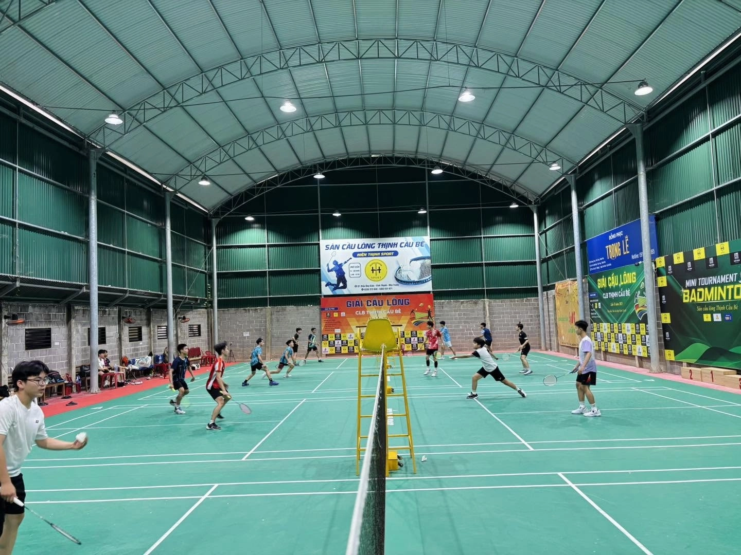 Không gian sân cầu lông Thịnh Cầu Bè
