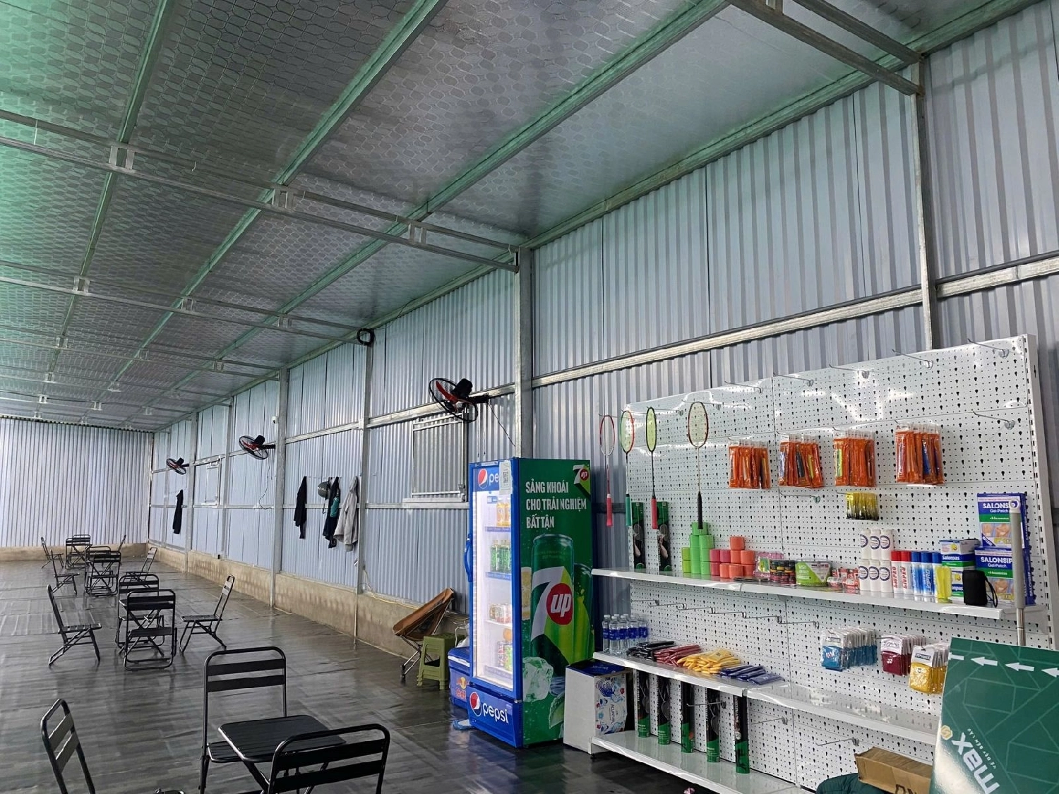 Khu vực bán nước và đồ cầu lông tại sân cầu lông trung đô
