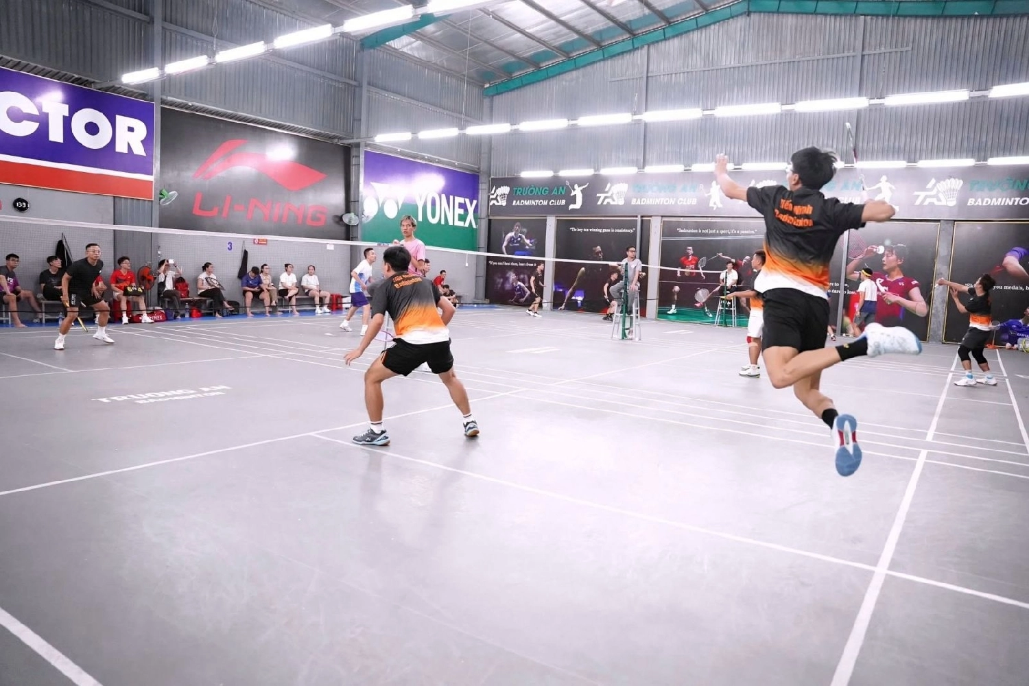 Không gian sân cầu lông Trường An