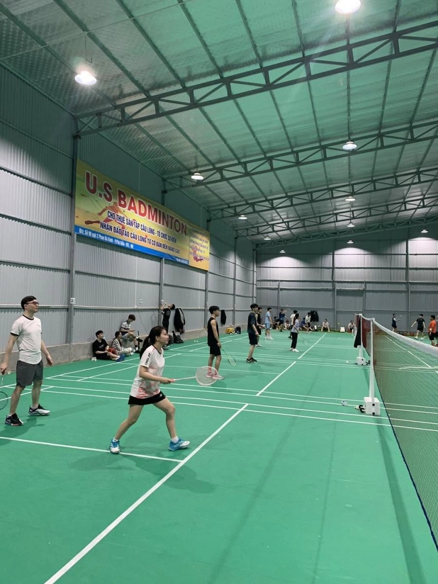 Không gian sân cầu lông US Badminton Trịnh Văn Bô