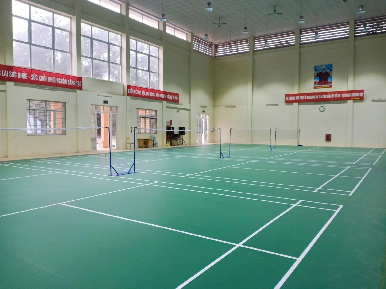 Sân cầu lông Xuân Đỉnh cung cấp các tiện ích và dịch vụ
