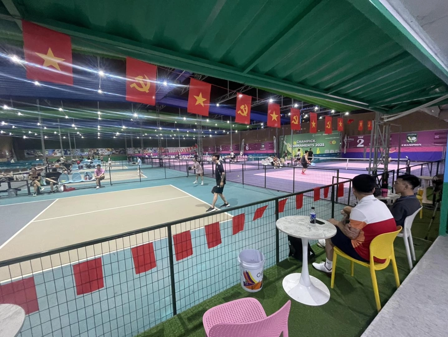 khu vực nghỉ ngơi sân Liên Đoàn Pickleball Hà Nội