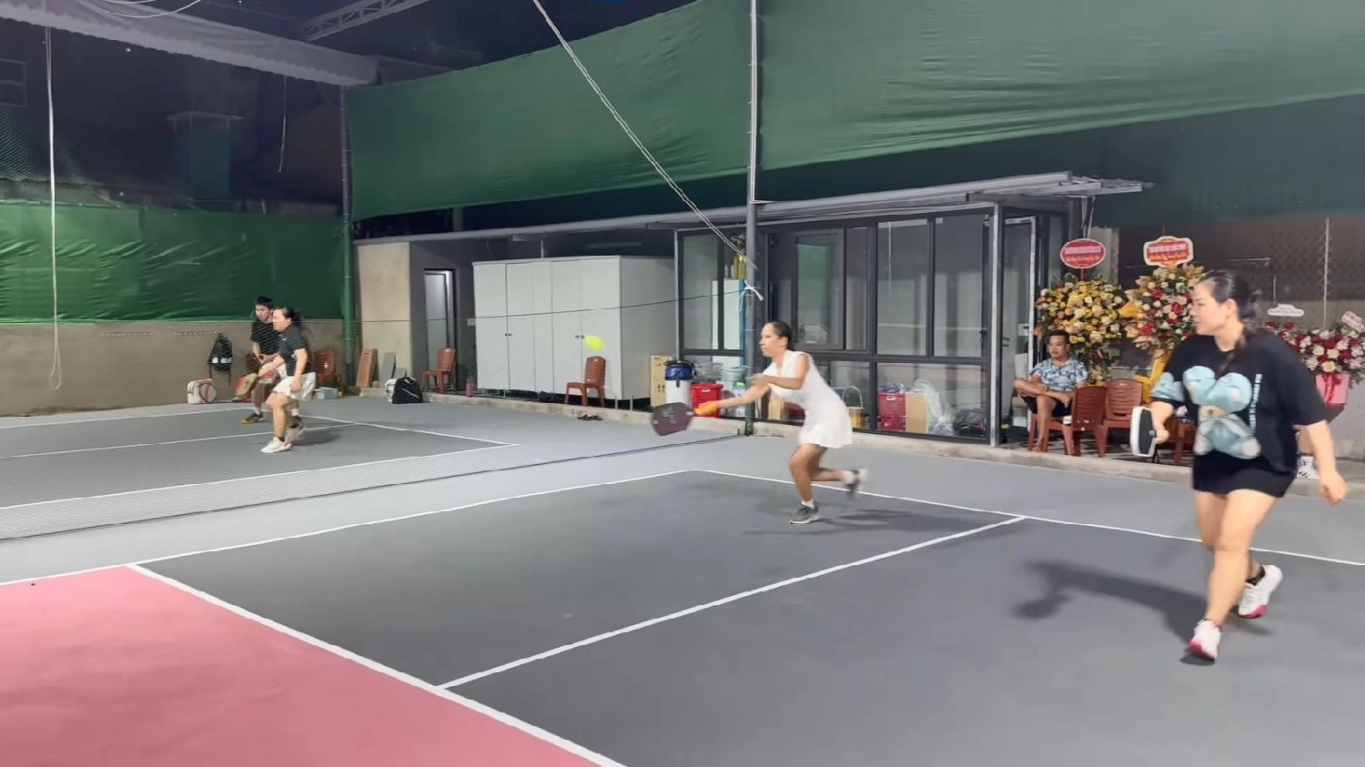 Các dịch vụ tiện ích của sân Pickleball 1990