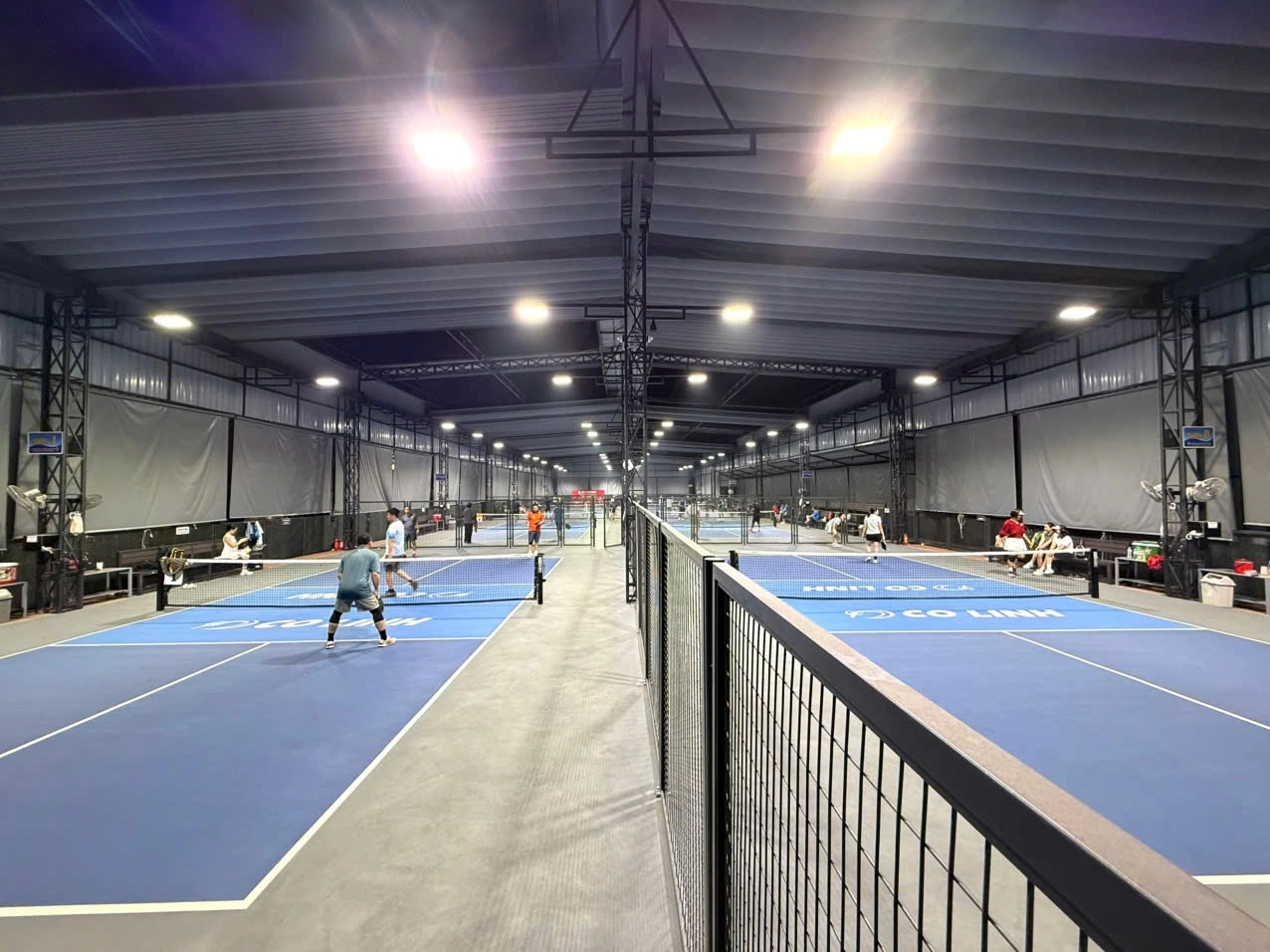 Hệ thống đèn chiếu sáng chất lượng tại sân pickleball 38 Cổ Linh