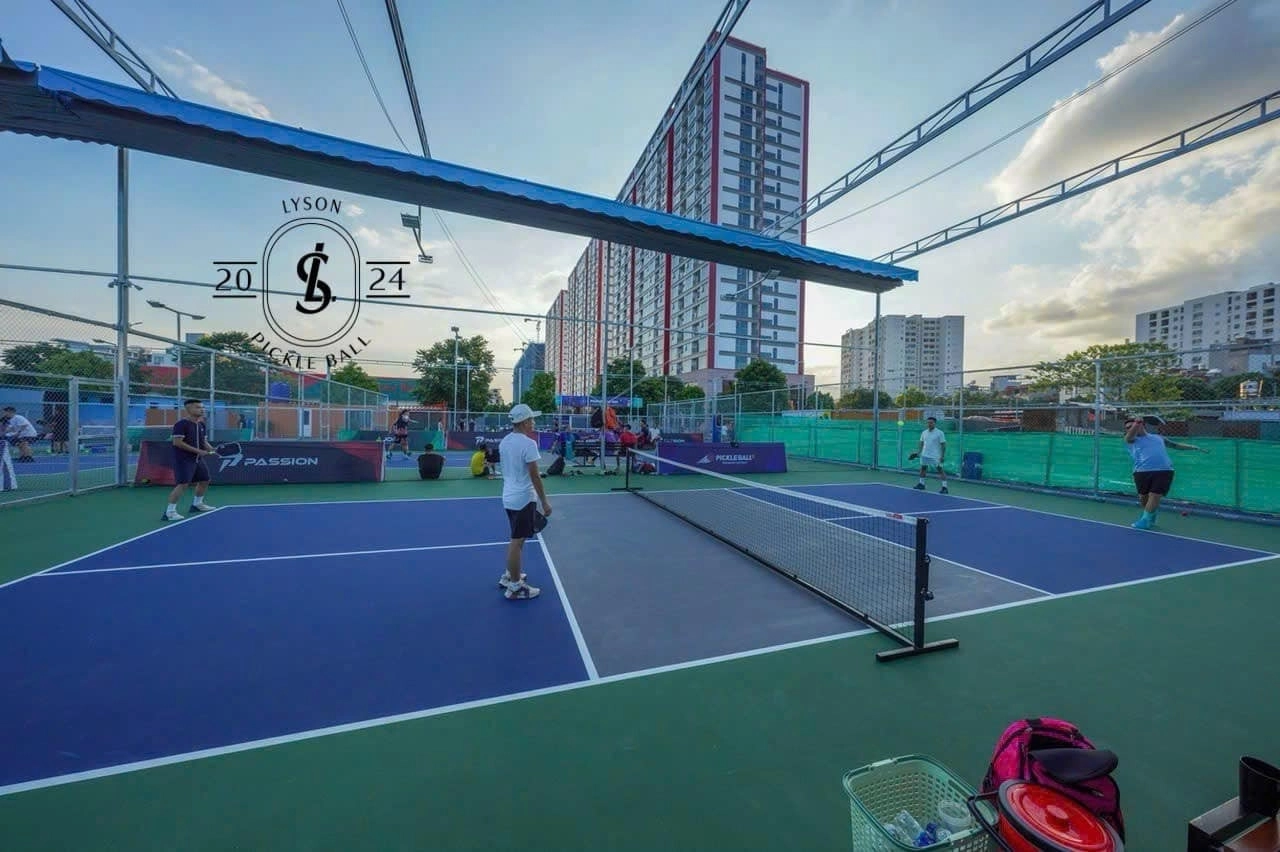 Sân Lyson pickleball có cho thuê máy bắn bóng