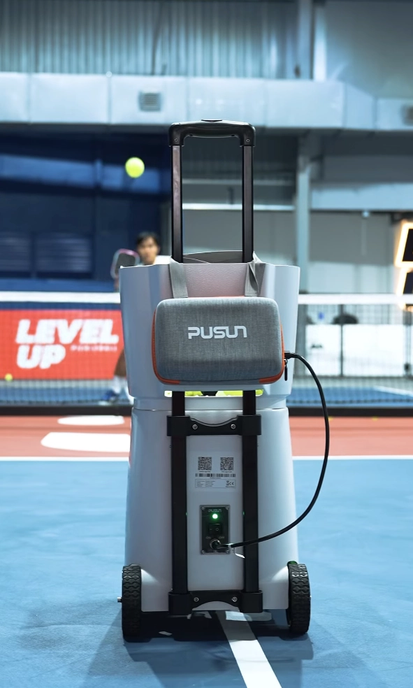 Máy bắn bóng tại sân pickleball level up