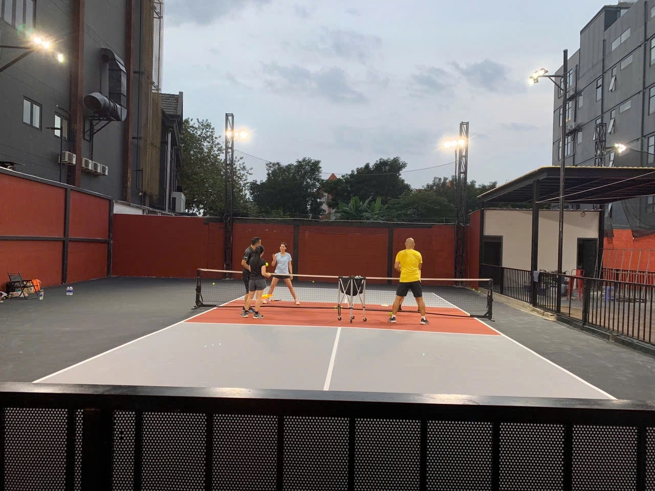 Sân PickoLand pickleball có cho thuê máy bắn bóng