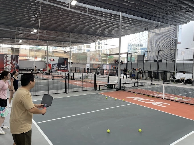 Sân ACE Pickleball Club có dịch vụ thuê máy bắn bóng