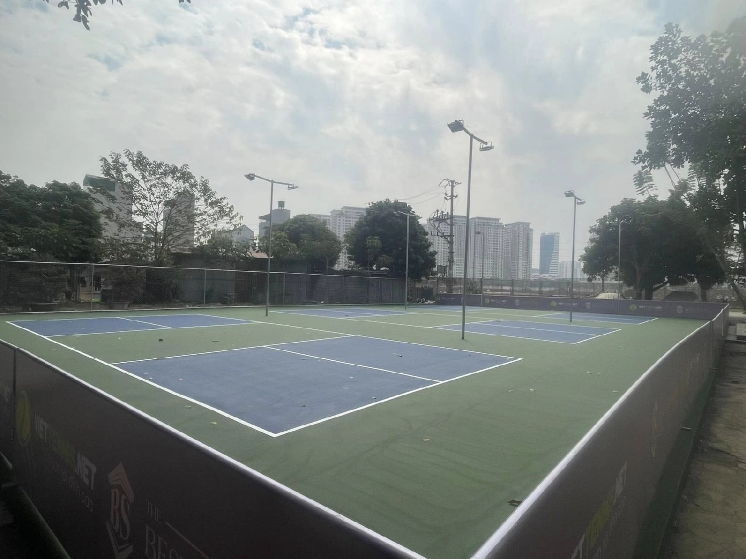 Sân pickleball đại học kiểm soát