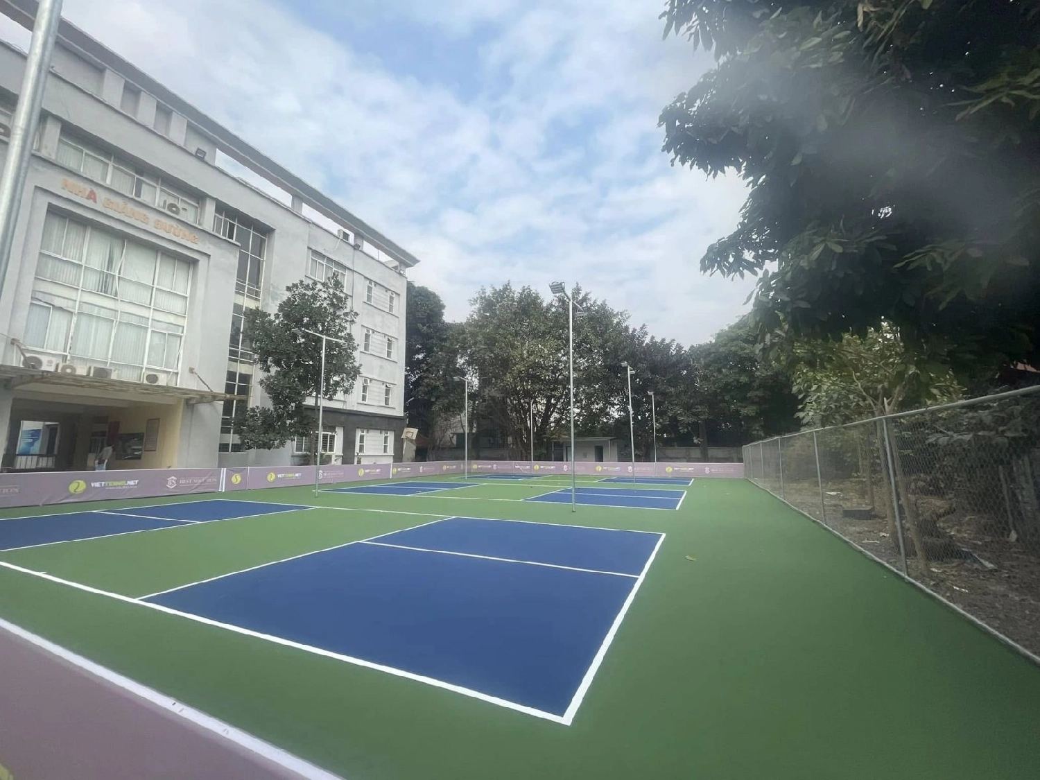 Hệ thống tiện ích và dịch vụ sân pickleball đại học kiểm sát