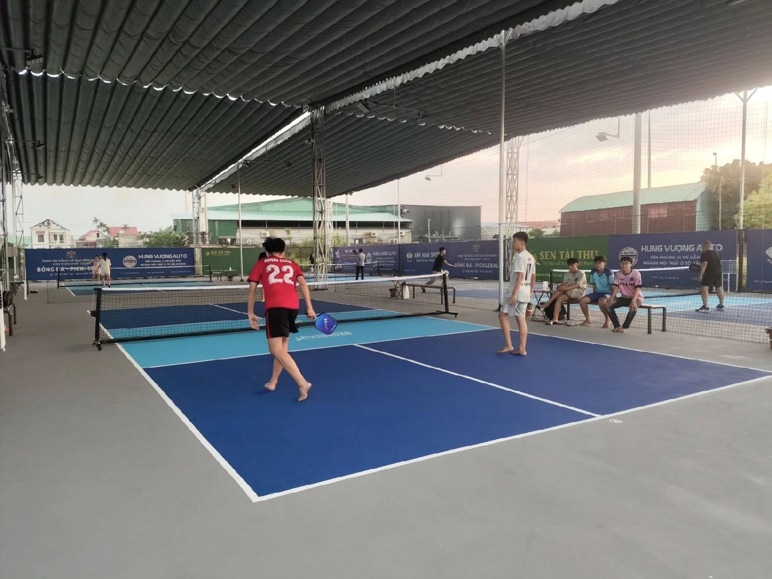 Các dịch vụ tiện ích của sân Pickleball Hồng Phong