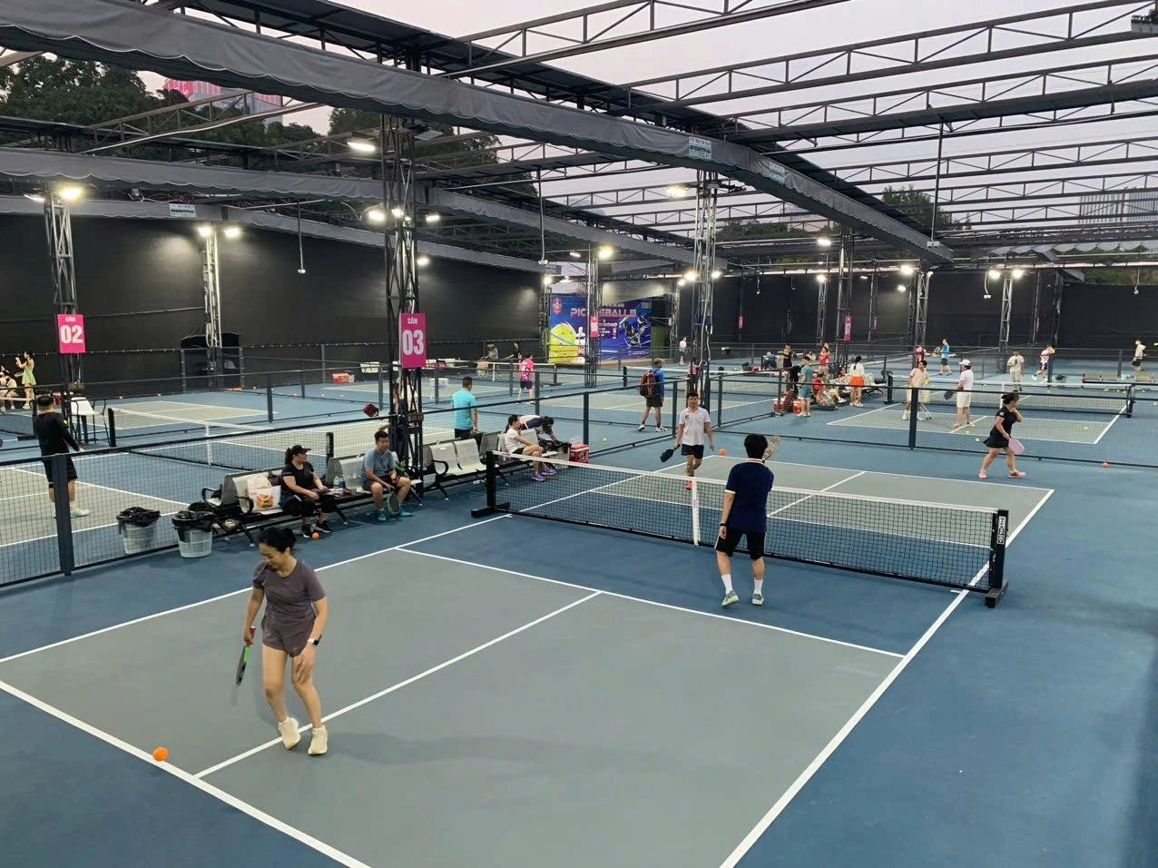 Hệ thống chiếu sáng của sân pickleball