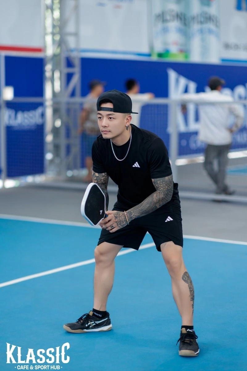 Người chơi trải nghiệm sân pickleball klassic