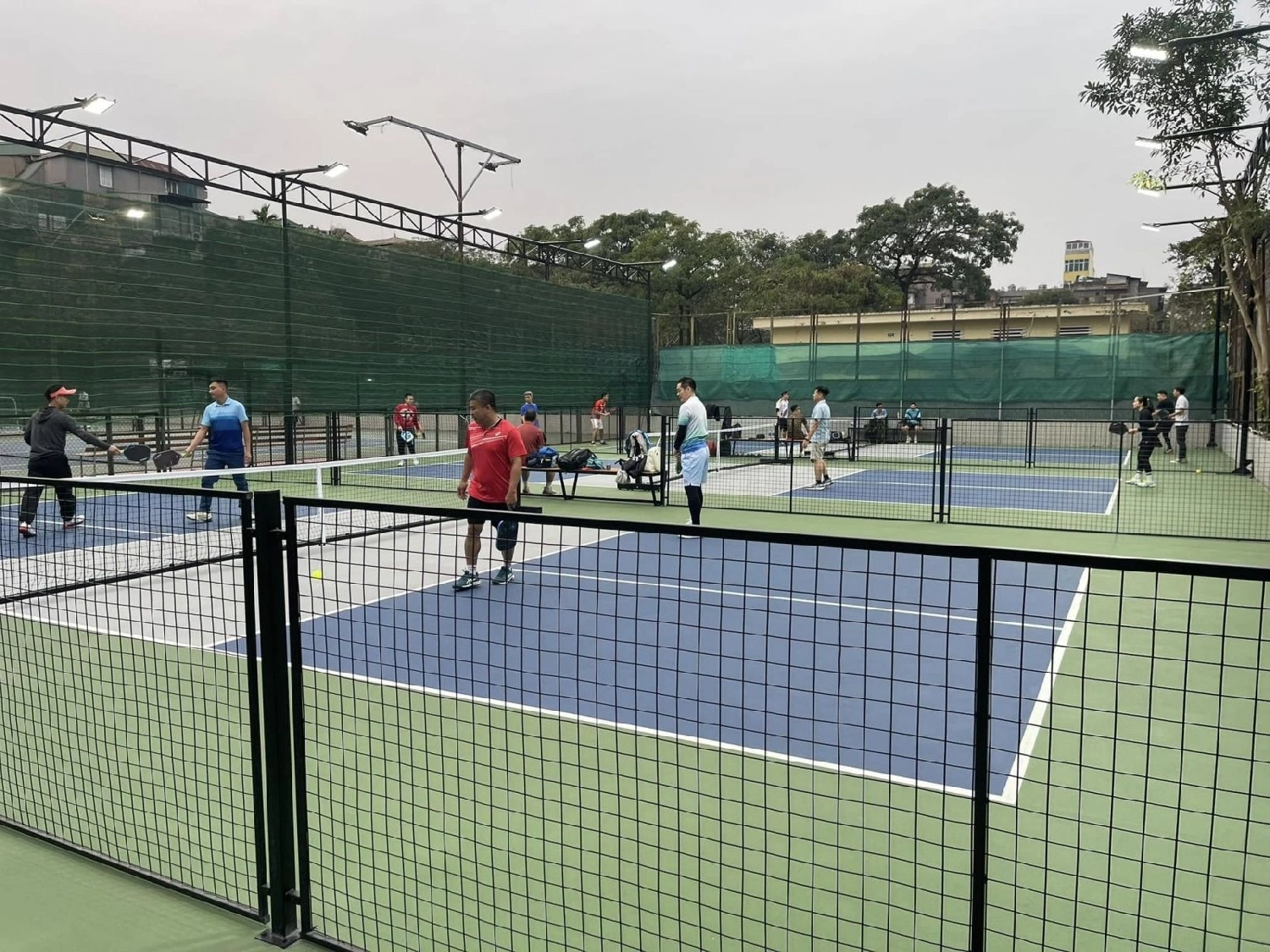 Người chơi đến trải nghiệm sân pickleball Làng Quốc Tế Thăng Long